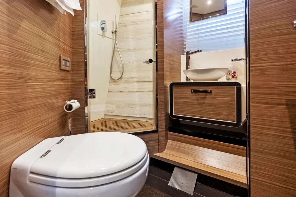 Yacht Photo 37